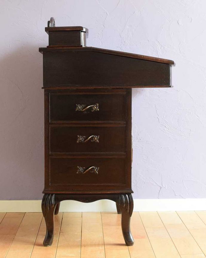 アンティークのデスク・書斎机 アンティーク家具 アンティークだからこそ出会えるアンティークダヴェンポートデスク。横から見ても素敵なんですもちろん横から見ても自慢できるようにキレイに仕上げました。(q-1759-f)