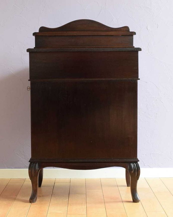 アンティークのデスク・書斎机 アンティーク家具 アンティークだからこそ出会えるアンティークダヴェンポートデスク。もちろん後ろ姿もキレイですアンティークは新品ではないので経年変化によるキズはありますが専門の職人がしっかり修復したので安心してお使いください。(q-1759-f)