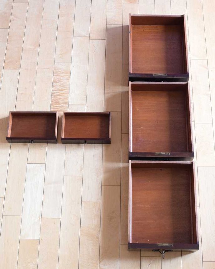 アンティークのデスク・書斎机 アンティーク家具 アンティークだからこそ出会えるアンティークダヴェンポートデスク。引き出しの中もキレイに仕上げましたもちろん、引き出しの中もキレイに修復したので、実用的にいろんなものを収納してお使い下さい。(q-1759-f)