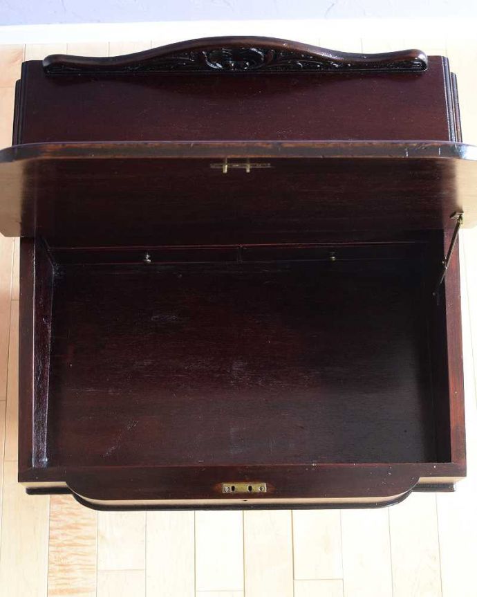 アンティークのデスク・書斎机 アンティーク家具 アンティークだからこそ出会えるアンティークダヴェンポートデスク。天板の下には・・・中も職人がキレイにお直しました。(q-1759-f)