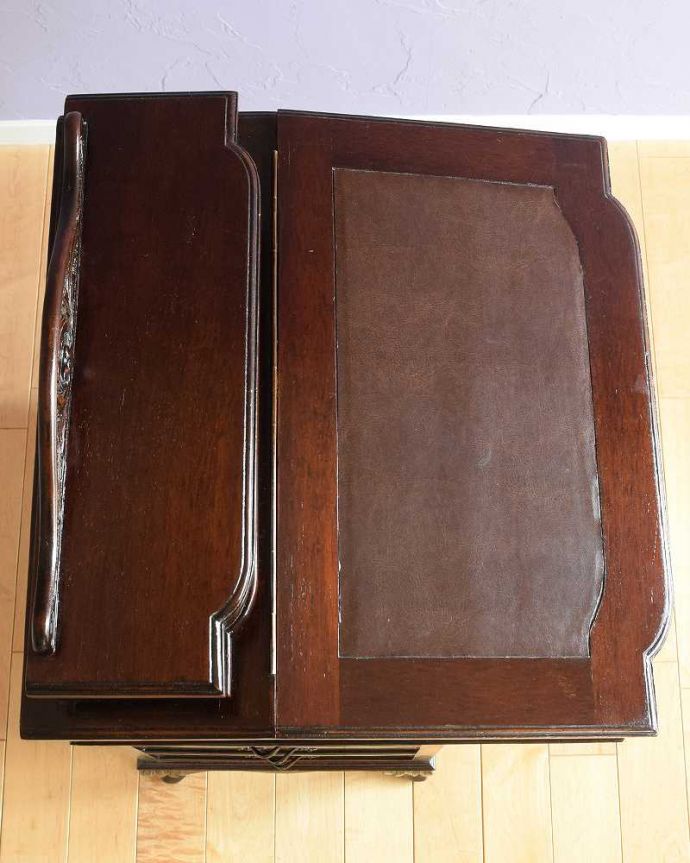 アンティークのデスク・書斎机 アンティーク家具 アンティークだからこそ出会えるアンティークダヴェンポートデスク。デスクの部分を上から見ると・・・やっぱりデスクで一番気になるのが天板。(q-1759-f)