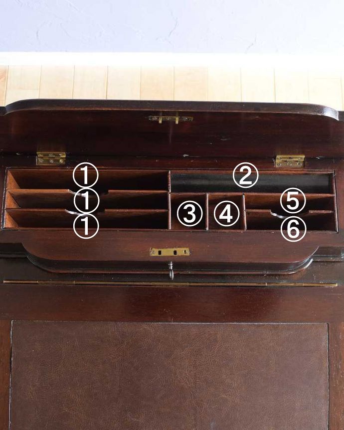 アンティークのデスク・書斎机 アンティーク家具 アンティークだからこそ出会えるアンティークダヴェンポートデスク。細かく仕切られた中身にうっとり扉の中身はこんなに細かく仕切られています。(q-1759-f)