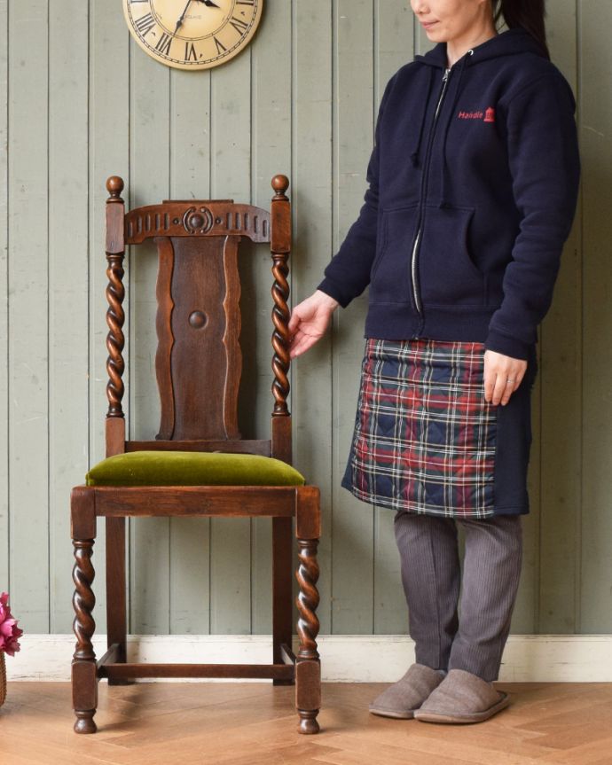 ダイニングチェア　アンティーク チェア　オーク材のダイニングチェア、英国輸入のアンティークチェア。英国らしい伝統の雰囲気が漂う椅子ツイストデザインのチェアは、クラシカルで英国の雰囲気が漂います。(q-176-c)