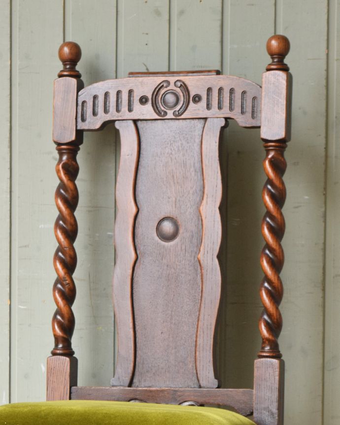 ダイニングチェア　アンティーク チェア　オーク材のダイニングチェア、英国輸入のアンティークチェア。背もたれには上品な彫背もたれにも彫られた、何とも言えない英国らしい雰囲気に心を掴まれます。(q-176-c)