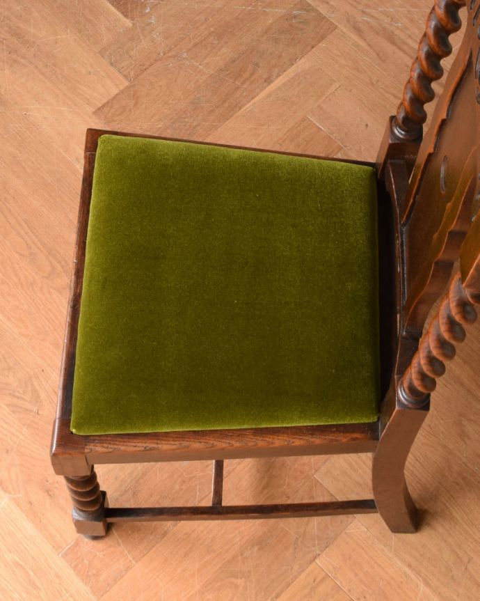 ダイニングチェア　アンティーク チェア　オーク材のダイニングチェア、英国輸入のアンティークチェア。座面を上から見るとこんな感じ座面は布貼りなので、長時間座っても疲れません。(q-176-c)