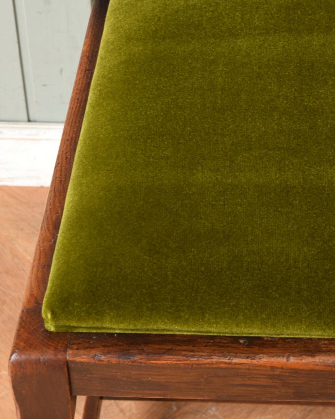 ダイニングチェア　アンティーク チェア　オーク材のダイニングチェア、英国輸入のアンティークチェア。生地のセレクトにもこだわりました優雅なアンティークチェアの雰囲気をそのままに、一番似合う貼り座をじっくり選びました。(q-176-c)