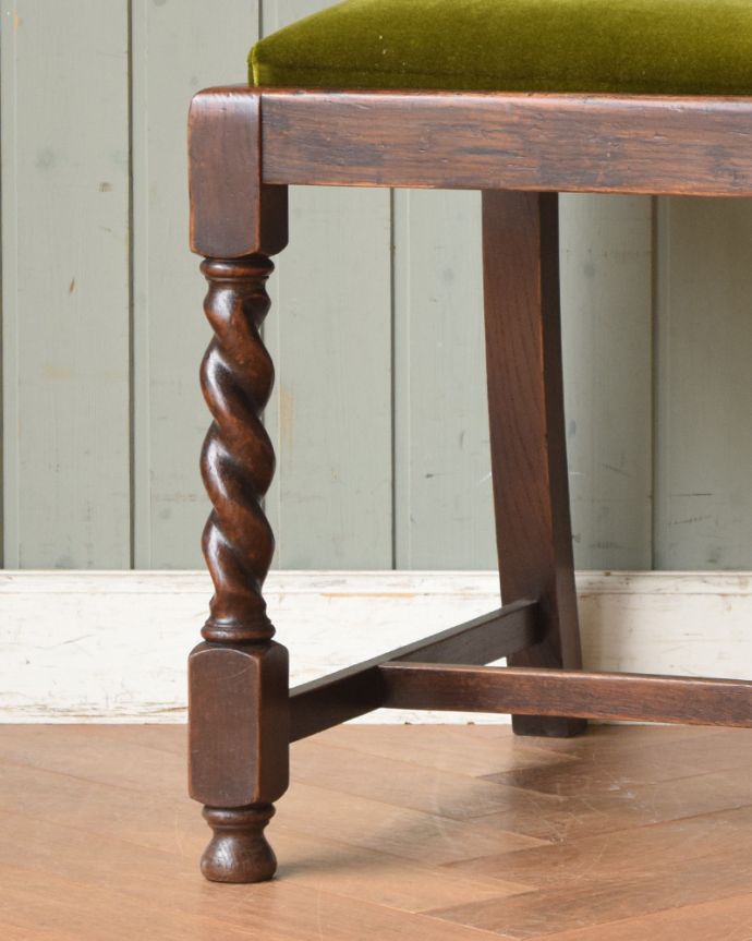 ダイニングチェア　アンティーク チェア　オーク材のダイニングチェア、英国輸入のアンティークチェア。床を滑らせて移動出来ますHandleではアンティークチェアの脚の裏にフェルトキーパーをお付けしています。(q-176-c)