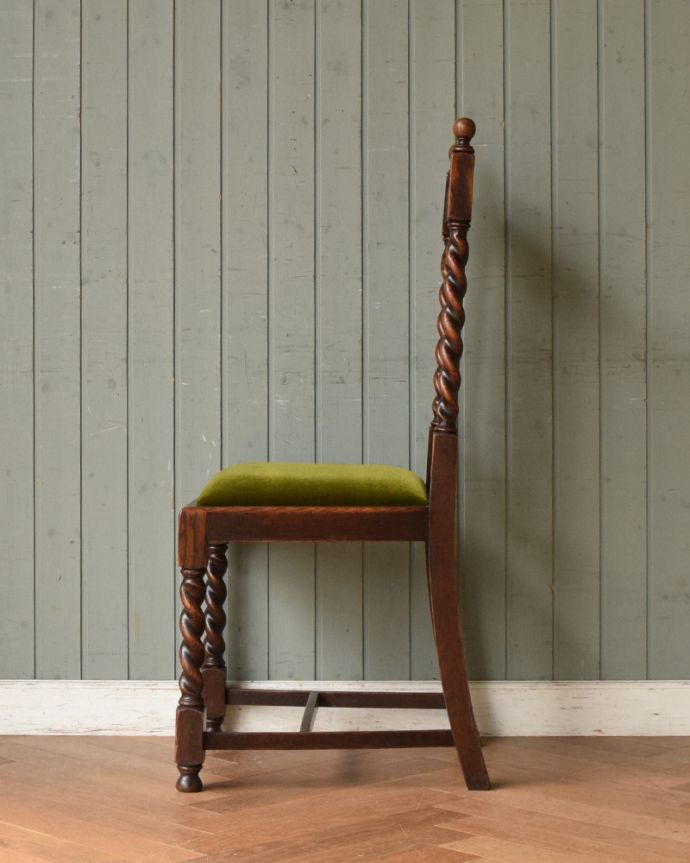 ダイニングチェア　アンティーク チェア　オーク材のダイニングチェア、英国輸入のアンティークチェア。横から見ても優雅な立ち姿背もたれがカーブしているので楽です。(q-176-c)
