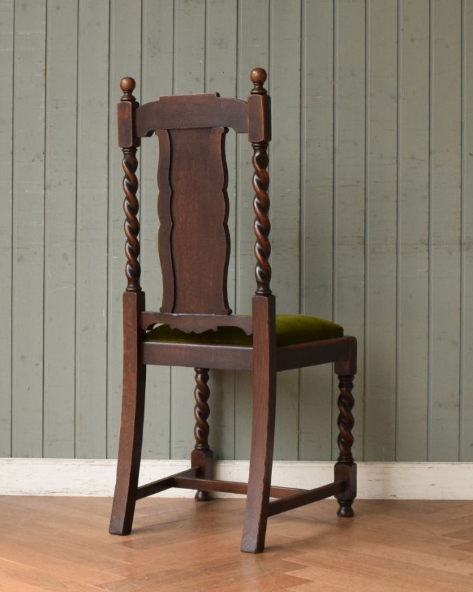 ダイニングチェア　アンティーク チェア　オーク材のダイニングチェア、英国輸入のアンティークチェア。後ろ姿にも自信アリ！並べた時に後ろから見ることも多い椅子。(q-176-c)