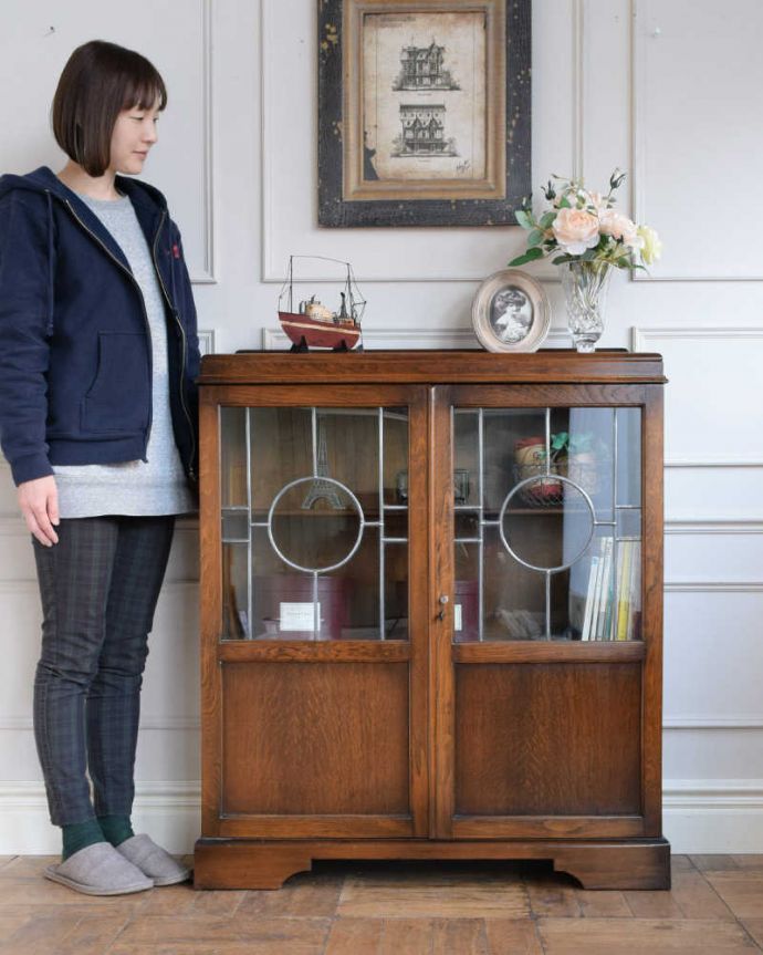 アンティークのキャビネット　アンティーク家具　英国スタイルのアンティーク家具、美しいステンドグラスの扉のブックケース。ステンドグラスの扉が美しいキャビネット扉がステンドグラスになっているから、キャビネットとステンドグラスの両方を一気に手に入れることが出来ちゃうんです。(q-1760-f)