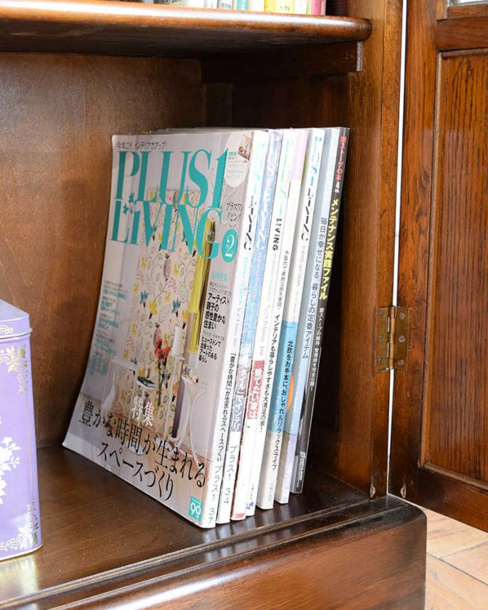 アンティークのキャビネット　アンティーク家具　英国スタイルのアンティーク家具、美しいステンドグラスの扉のブックケース。扉の中は収納たっぷりA4サイズの雑誌までしっかり収納出来ちゃう大きさ。(q-1760-f)