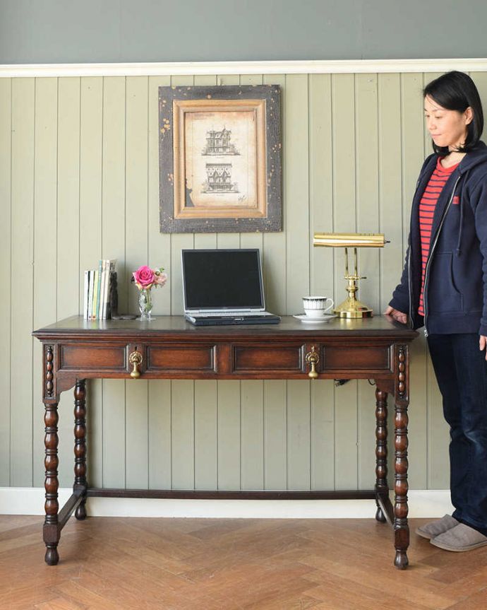 アンティークのデスク・書斎机　アンティーク家具　イギリスのシックなアンティーク家具、ボビンレッグが美しいライティングデスク。英国アンティークらしくカッコいい大人のデスクアンティーク家具の中でも特に人気の高いデスク。(q-1761-f)