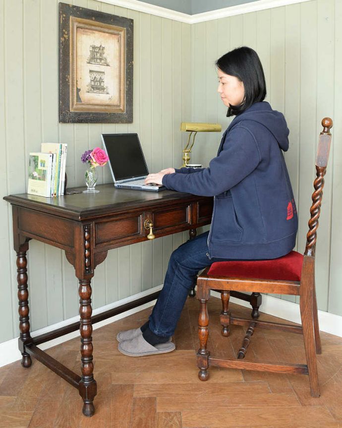 アンティークのデスク・書斎机　アンティーク家具　イギリスのシックなアンティーク家具、ボビンレッグが美しいライティングデスク。仕事している時間も、もっとカッコよくここに座るだけで、なんだかちょっとカッコよくなった気分。(q-1761-f)