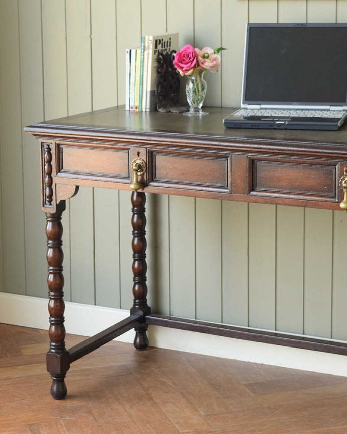 アンティークのデスク・書斎机　アンティーク家具　イギリスのシックなアンティーク家具、ボビンレッグが美しいライティングデスク。英国らしい豪華な彫りが美しい脚機能的なデザインのものが多いデスクだけに、アンティークらしく装飾が美しいものは目立ちます。(q-1761-f)