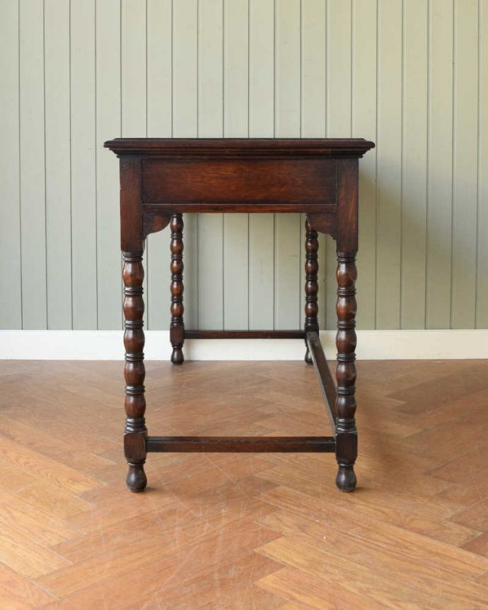 アンティークのデスク・書斎机　アンティーク家具　イギリスのシックなアンティーク家具、ボビンレッグが美しいライティングデスク。横顔も美しく！こんな風に見えますもちろん、横側もキレイに修復しているので、横から見てもキレイです。(q-1761-f)