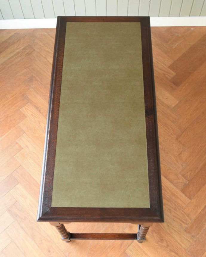 アンティークのデスク・書斎机　アンティーク家具　イギリスのシックなアンティーク家具、ボビンレッグが美しいライティングデスク。天板もピカピカにお直ししました。(q-1761-f)