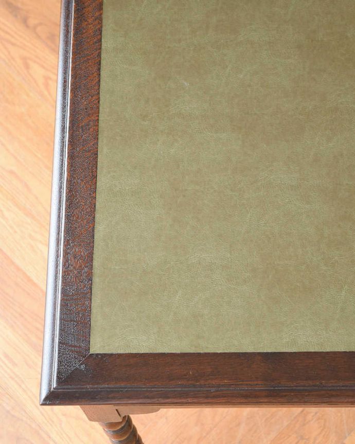 アンティークのデスク・書斎机　アンティーク家具　イギリスのシックなアンティーク家具、ボビンレッグが美しいライティングデスク。天板を近くから見ると･･･デスクは天板を使う家具なので、キレイにお直ししました。(q-1761-f)