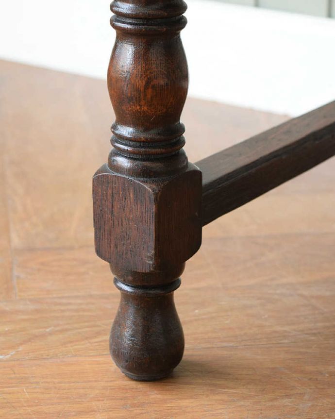 アンティークのデスク・書斎机　アンティーク家具　イギリスのシックなアンティーク家具、ボビンレッグが美しいライティングデスク。女性1人でラクラク運べちゃう仕掛けHandleのアンティークは、脚の裏にフェルトキーパーをお付けしています。(q-1761-f)