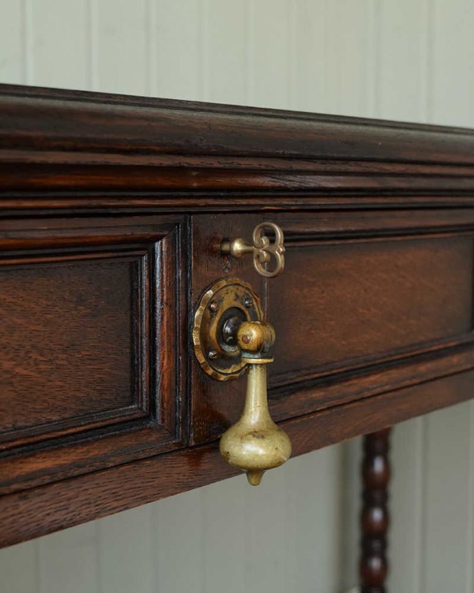 アンティークのデスク・書斎机　アンティーク家具　イギリスのシックなアンティーク家具、ボビンレッグが美しいライティングデスク。開ける度にワクワクする取っ手取っ手もアンティークらしく凝ったデザイン。(q-1761-f)