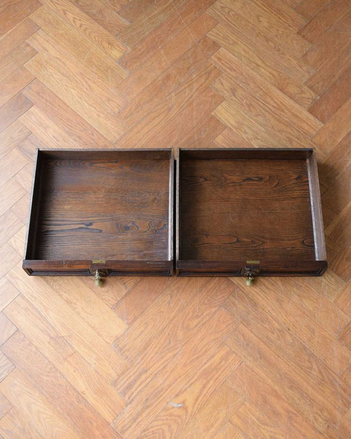 アンティークのデスク・書斎机　アンティーク家具　イギリスのシックなアンティーク家具、ボビンレッグが美しいライティングデスク。引き出しの中もキレイに修復しました。(q-1761-f)