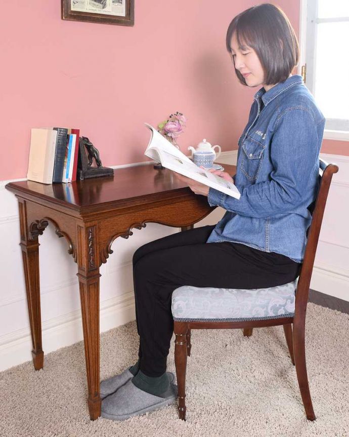 アンティークのデスク・書斎机　アンティーク家具　貴族の邸宅で使われてきたアンティーク家具、玄関から高級感あふれるホールテーブル。仕事している時間も、もっとカッコよくここに座るだけで、なんだかちょっとカッコよくなった気分。(q-1762-f)