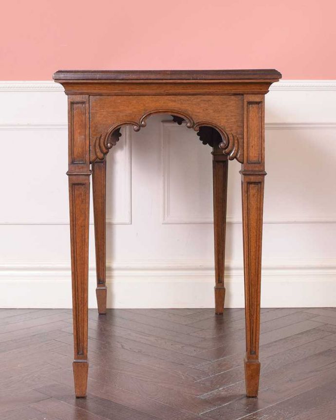 アンティークのデスク・書斎机　アンティーク家具　貴族の邸宅で使われてきたアンティーク家具、玄関から高級感あふれるホールテーブル。横顔も美しく！こんな風に見えますもちろん、横側もキレイに修復しているので、横から見てもキレイです。(q-1762-f)