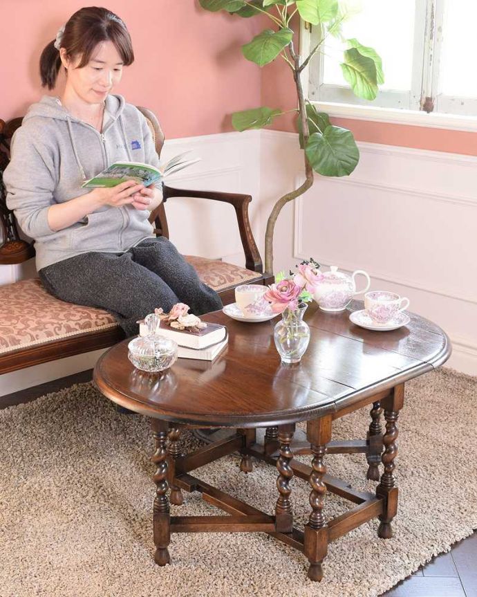 アンティークのテーブル　アンティーク家具　英国のアンティーク家具、珍しいコンパクトなサイズのゲートレッグテーブル（伸張式テーブル）。使い方に合わせて3通りで使えるコーヒーテーブルアンティーク家具の定番、ゲートレッグテーブルの背が低いタイプ。(q-1763-f)