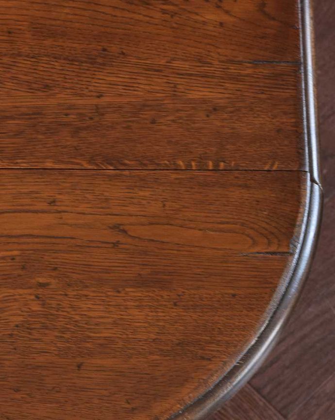 アンティークのテーブル　アンティーク家具　英国のアンティーク家具、珍しいコンパクトなサイズのゲートレッグテーブル（伸張式テーブル）。近づいて見てみると･･･時間と手間暇を掛けて職人が丁寧にお直しした天板は、木目も美しいんです。(q-1763-f)