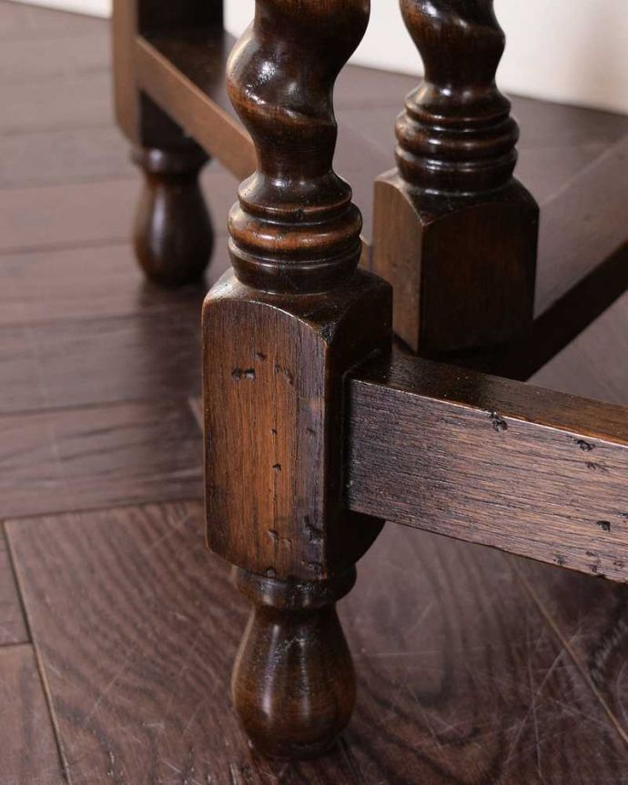 アンティークのテーブル　アンティーク家具　英国のアンティーク家具、珍しいコンパクトなサイズのゲートレッグテーブル（伸張式テーブル）。持ち上げなくても移動できます！Handleのアンティークは、脚の裏にフェルトキーパーをお付けしていますので、持ち上げなくても床を滑らせて移動させることが出来ます。(q-1763-f)