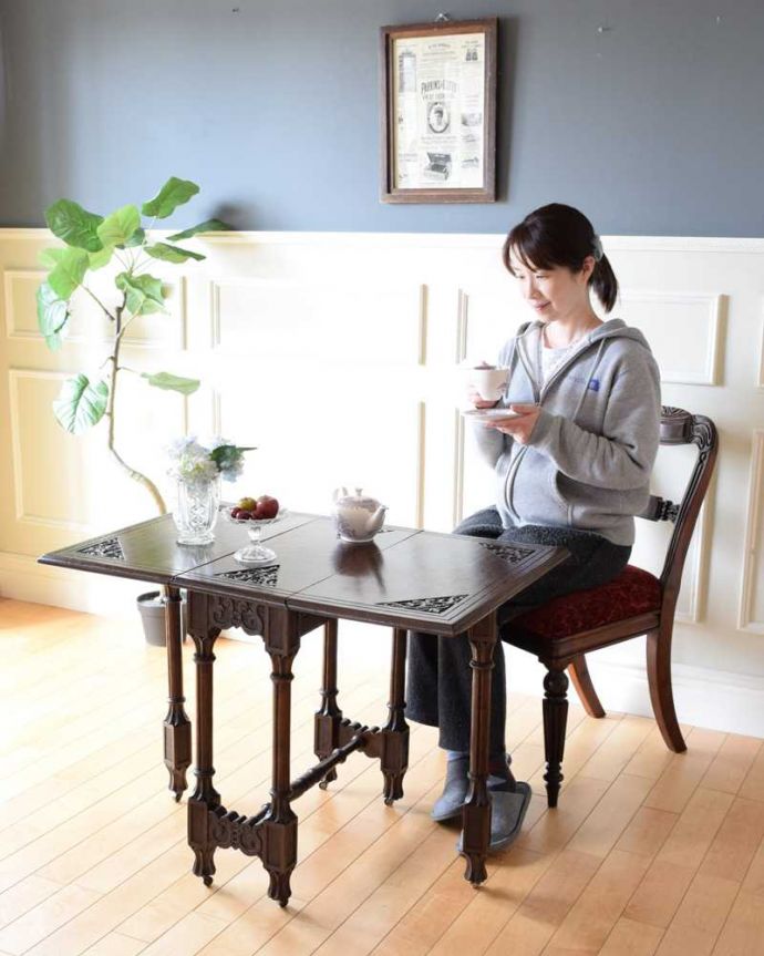 小さいサイズの伸び縮みするテーブル