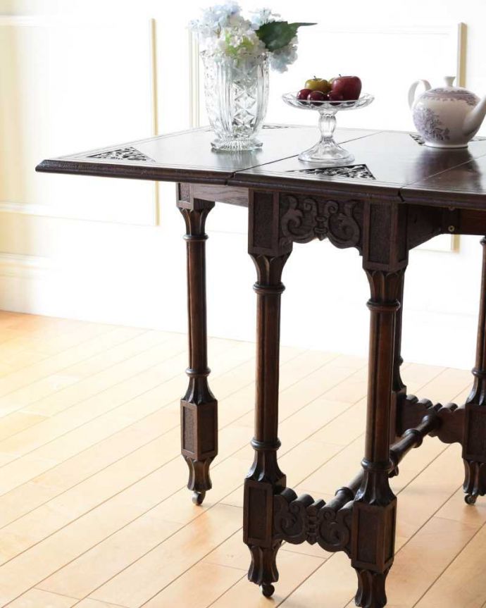 アンティーク家具 見事な彫刻が美しいイギリスで見つけた、アンティークゲートレッグテーブル。自慢はやっぱりゲート（門）のような脚まるでゲート（門）が開くような脚の形から名前が付けられたゲートレッグテーブル。(q-1764-f)