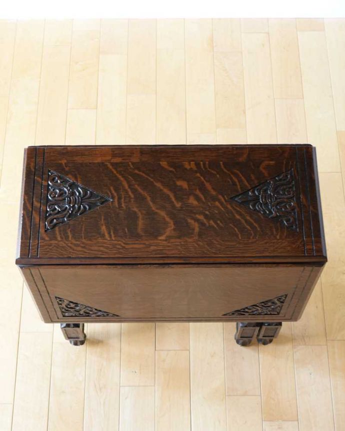 アンティーク家具 見事な彫刻が美しいイギリスで見つけた、アンティークゲートレッグテーブル。畳むとこんなにスリムなサイズリーフを閉じた状態のテーブルを上から見るとこんな感じ。(q-1764-f)