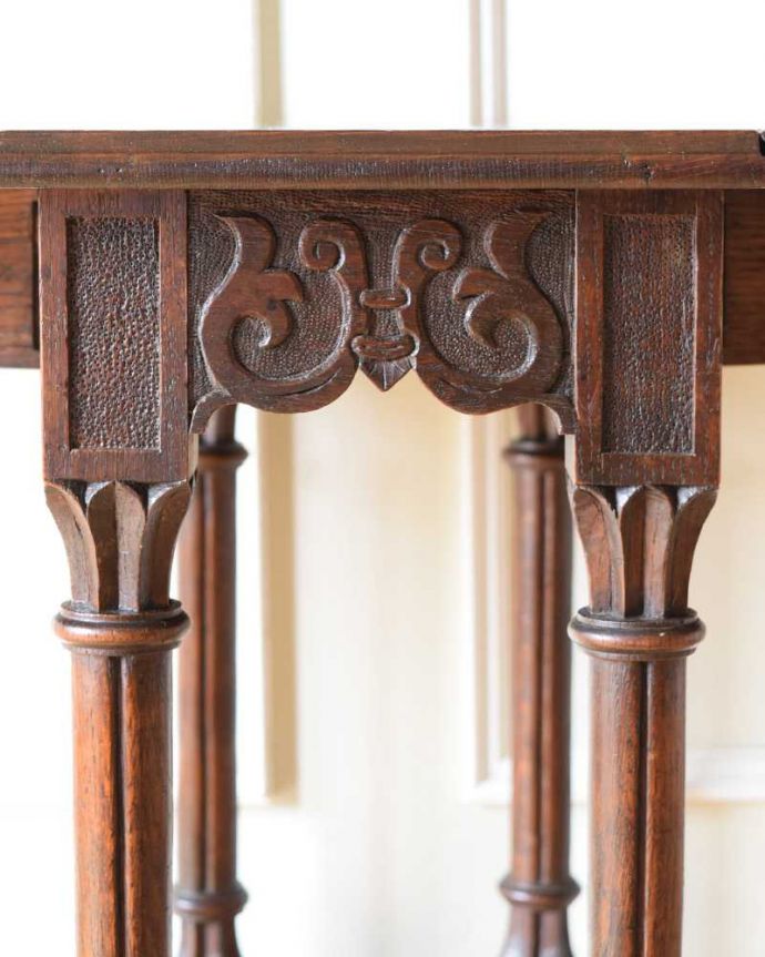 アンティーク家具 見事な彫刻が美しいイギリスで見つけた、アンティークゲートレッグテーブル。うっとりする美しさアンティークだから手に入る美しい彫。(q-1764-f)