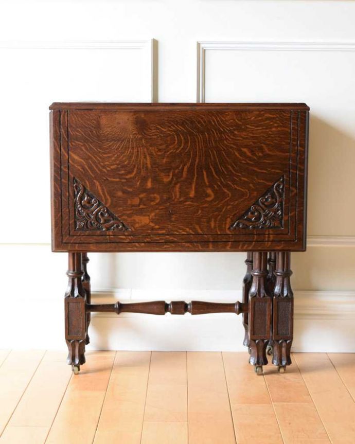 アンティーク家具 見事な彫刻が美しいイギリスで見つけた、アンティークゲートレッグテーブル。クルッと回転。(q-1764-f)