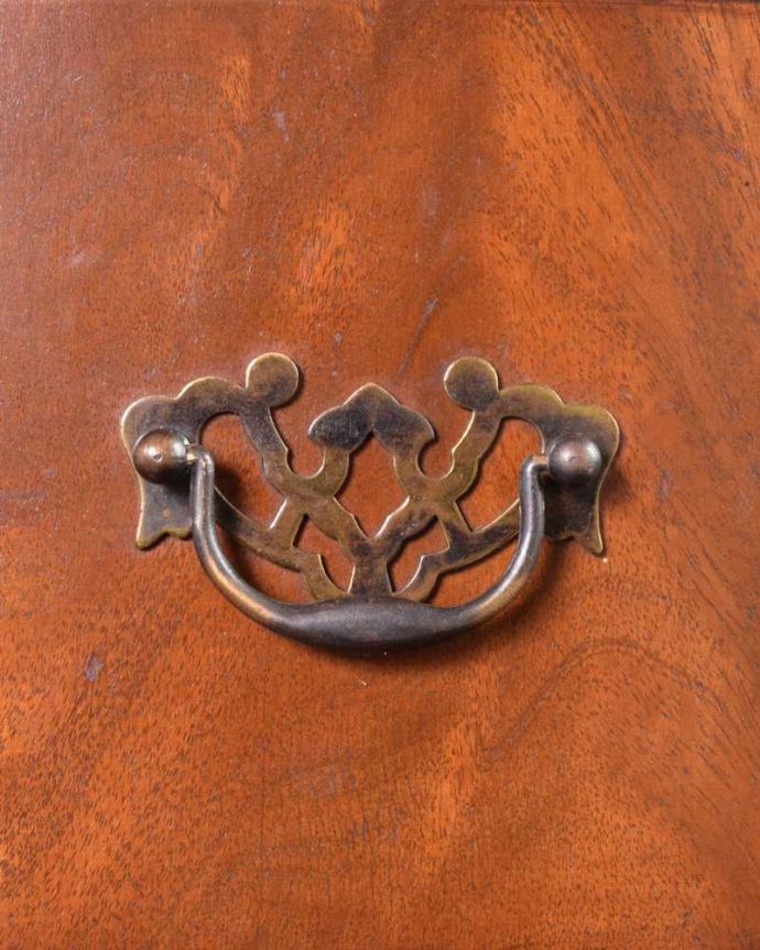 アンティーク家具 高級材を贅沢に使用したアンティーク家具、トールボーイ6段チェスト。開ける度にワクワクする取っ手アンティークらしいデザインの取っ手をそっと引っ張って中を開けるたびに、宝箱を開けている気分です。(q-1765-f)