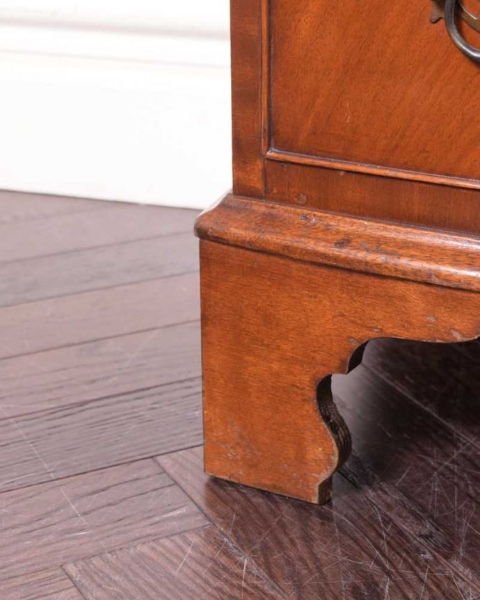 アンティーク家具 高級材を贅沢に使用したアンティーク家具、トールボーイ6段チェスト。女性1人でラクラク運べちゃう仕掛けHandleのアンティークは、脚の裏にフェルトキーパーをお付けしています。(q-1765-f)