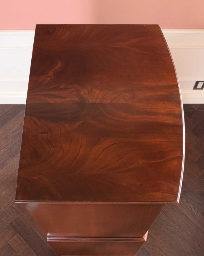 アンティーク家具 高級材を贅沢に使用したアンティーク家具、トールボーイ6段チェスト。何を置こうかな・・・?チェストを形を上から見るとこんな感じです。(q-1765-f)