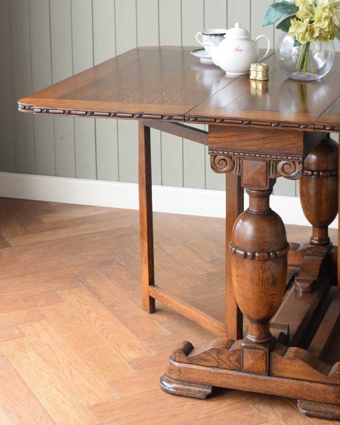 アンティークのテーブル　アンティーク家具　英国アンティーク家具、重厚なバルボスレッグが美しいアンティークゲートレッグテーブル。自慢はやっぱりゲート（門）のような脚まるでゲート（門）が開くような脚の形から名前が付けられたゲートレッグテーブル。(q-1766-f)