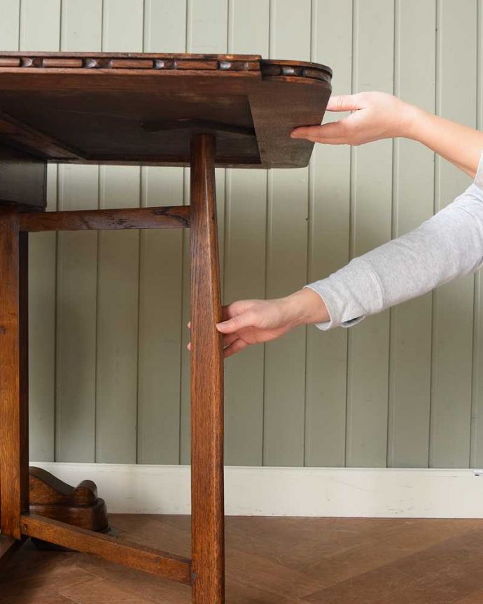 アンティークのテーブル　アンティーク家具　英国アンティーク家具、重厚なバルボスレッグが美しいアンティークゲートレッグテーブル。脚を引き出すだけであっという間ゲートのような形をした脚のテーブル。(q-1766-f)