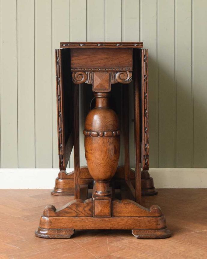 アンティークのテーブル　アンティーク家具　英国アンティーク家具、重厚なバルボスレッグが美しいアンティークゲートレッグテーブル。意外にコンパクト昔、使わないとき壁にピタッと付けて収納出来るように作られたテーブル。(q-1766-f)