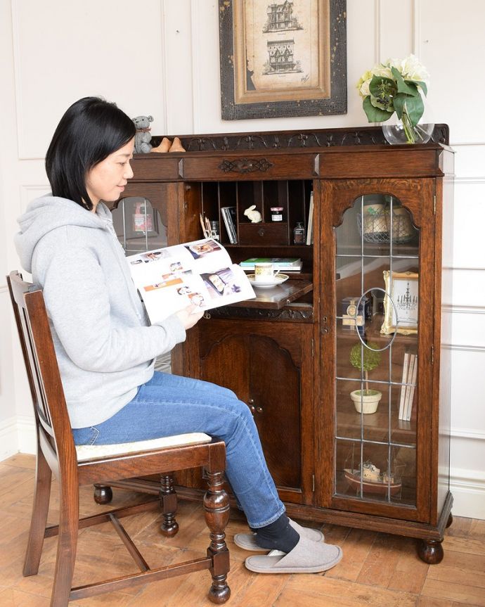 ビューロー　アンティーク家具　本棚とビューローがセットになった、英国のアンティークサイドバイサイド。あっという間に自分だけのデスクスペース扉を前に倒すと小さなビューローが。(q-1767-f)