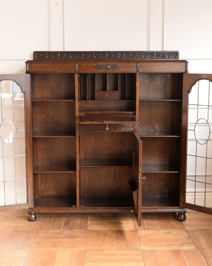 ビューロー　アンティーク家具　本棚とビューローがセットになった、英国のアンティークサイドバイサイド。扉を開けてみると･･･専門の職人がしっかり修復したので、扉の中もこんな感じでキレイです。(q-1767-f)