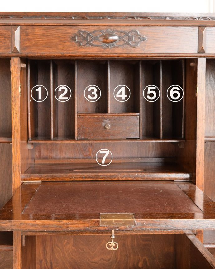 ビューロー　アンティーク家具　本棚とビューローがセットになった、英国のアンティークサイドバイサイド。デスク部分にはお片付け上手のヒミツ細々としたものがキレイに収納できるように細かく仕切られているので、いろんなものをスッキリ片付けられます。(q-1767-f)