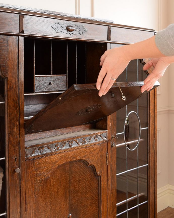 ビューロー　アンティーク家具　本棚とビューローがセットになった、英国のアンティークサイドバイサイド。あっという間にデスクに変身フラップ扉を前に倒すだけで、あっという間にデスクが登場！どんな場所でも使えるデスクです。(q-1767-f)