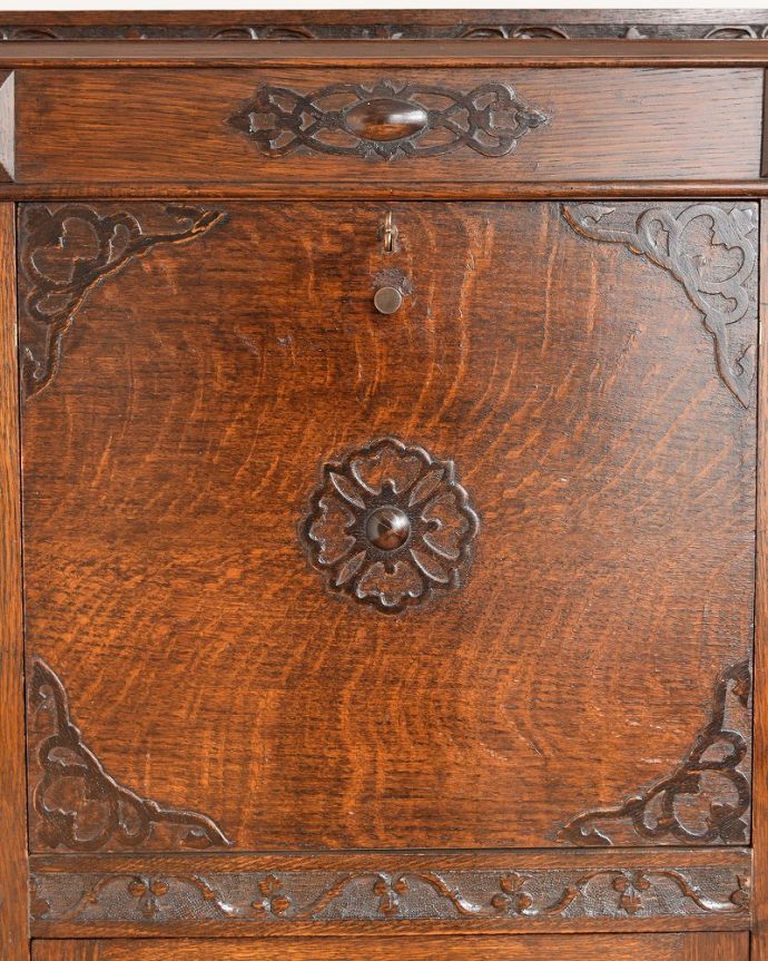 ビューロー　アンティーク家具　本棚とビューローがセットになった、英国のアンティークサイドバイサイド。いろんな場所にこだわり彫のデザインもいろいろです。(q-1767-f)