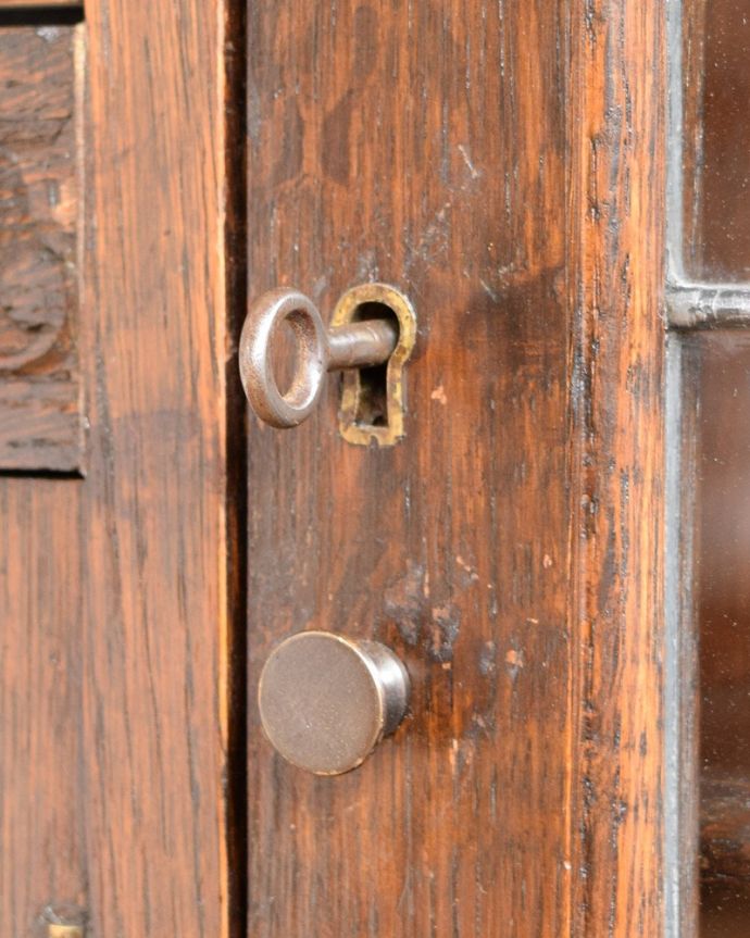 ビューロー　アンティーク家具　本棚とビューローがセットになった、英国のアンティークサイドバイサイド。アンティークらしいデザイン取っ手のデザインも美しいです。(q-1767-f)