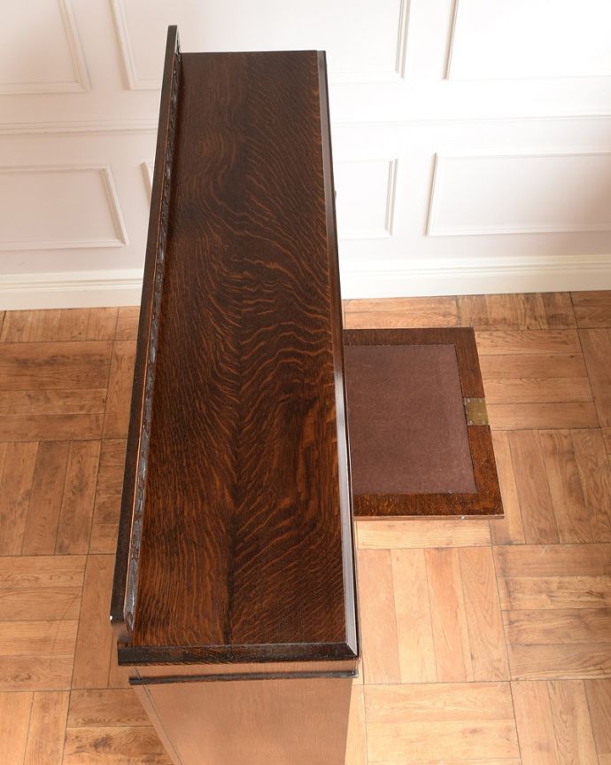 ビューロー　アンティーク家具　本棚とビューローがセットになった、英国のアンティークサイドバイサイド。上から見てみましょう天板の上から見てみるとこんな感じで奥行きが浅い家具なんです。(q-1767-f)