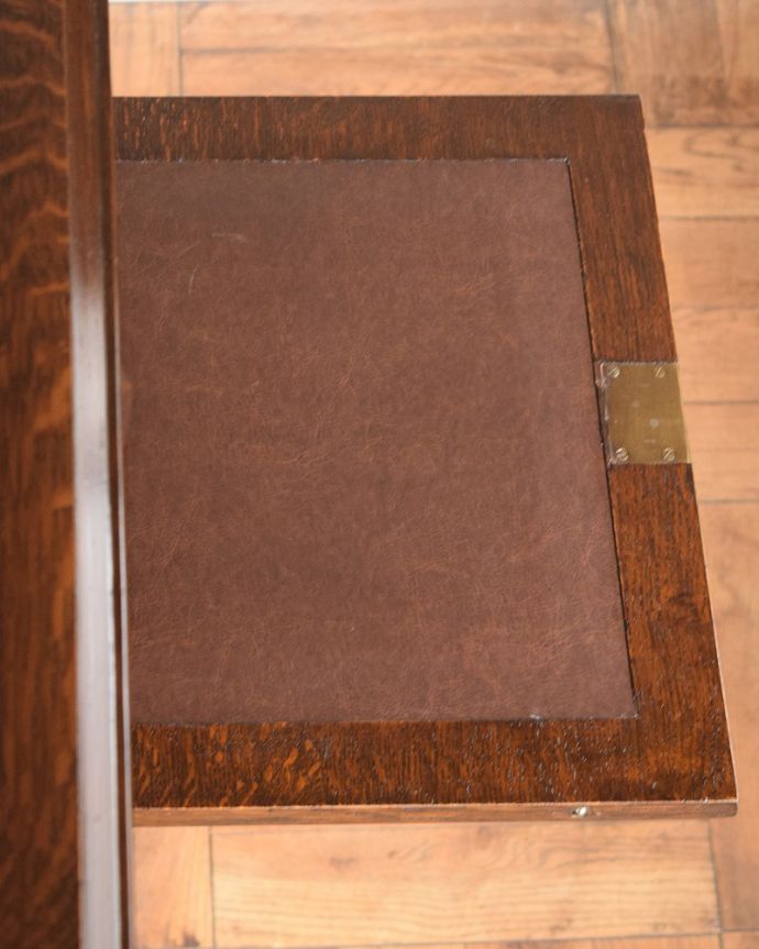 ビューロー　アンティーク家具　本棚とビューローがセットになった、英国のアンティークサイドバイサイド。やっぱり気になるデスク部分デスク部分の天板を近づいて見てみるとこんな感じです。(q-1767-f)