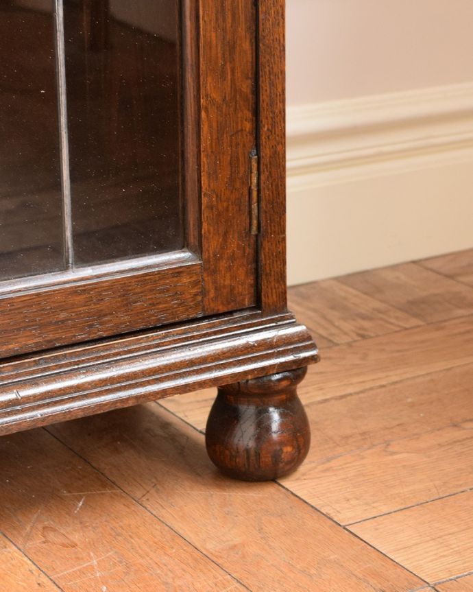 ビューロー　アンティーク家具　本棚とビューローがセットになった、英国のアンティークサイドバイサイド。女性でも運べちゃう理由は･･･Handleのアンティークは、女性1人でも移動が出来るように、脚の裏にフェルトキーパーをお付けしています。(q-1767-f)