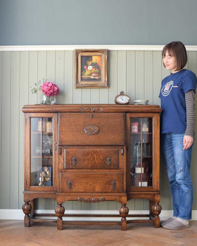 ビューロー　アンティーク家具　イギリスで見つけた便利なアンティーク家具、本棚とデスクが一つになったサイドバイサイド。1つで3役こなしちゃう便利な家具パッと見た目はガラスキャビネットなのに、デスク機能も備えたサイドバイサイド。(q-1768-f)